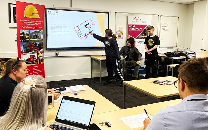 Electrical students present their proposals.